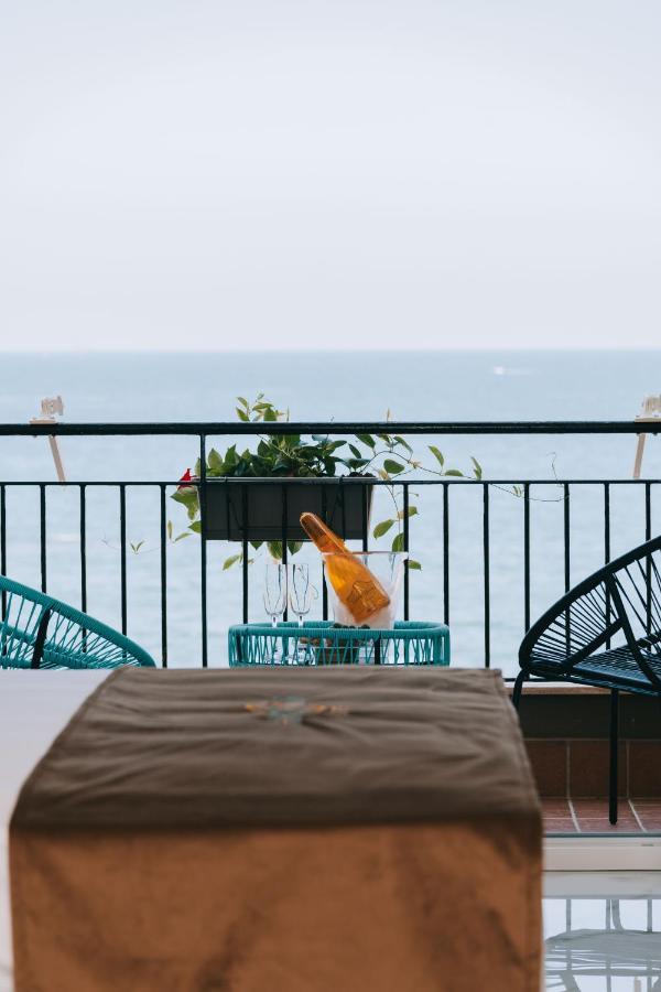 Frontemare Suite Кастелламмаре-ді-Стабія Екстер'єр фото